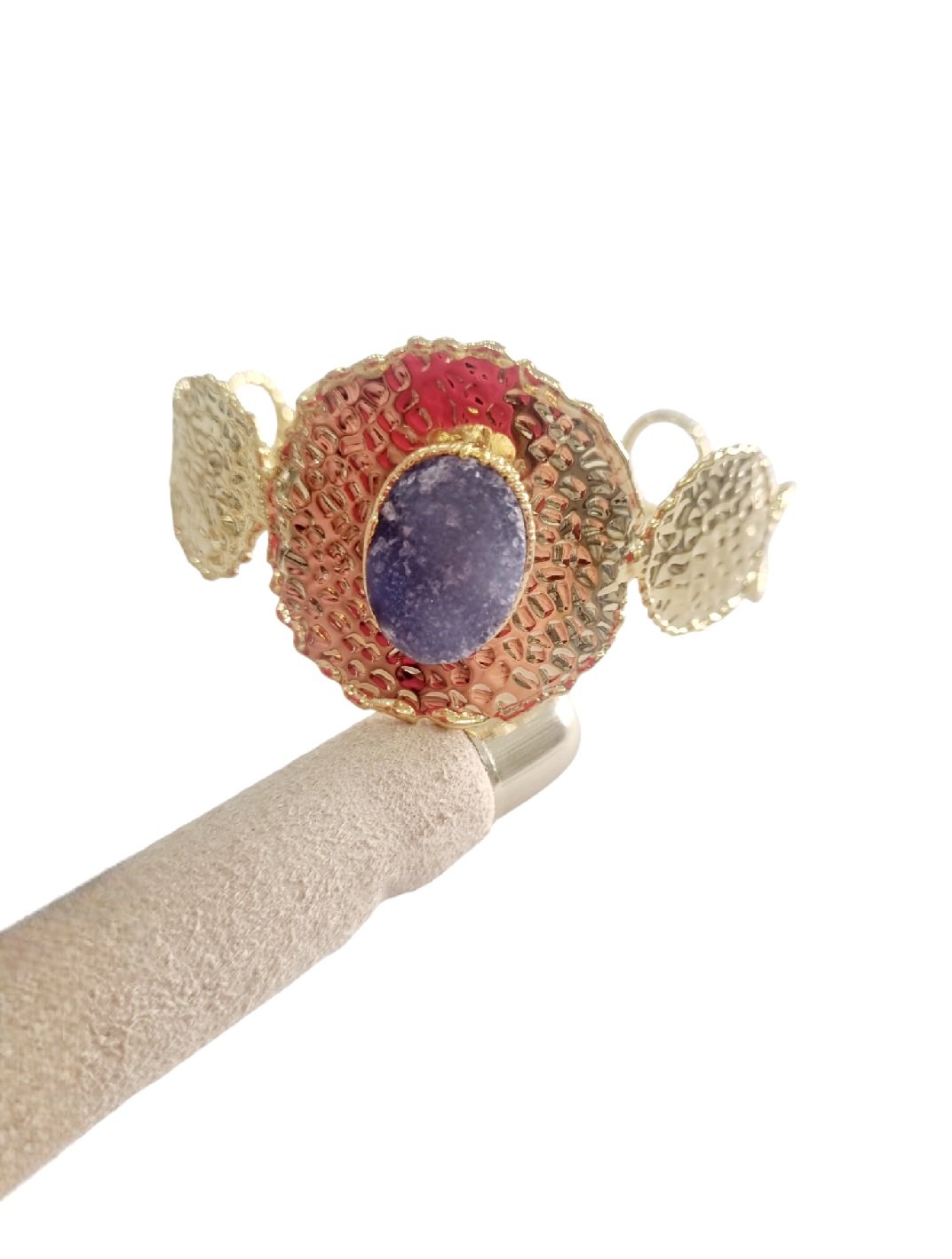 Bracciale ad incastro realizzato in ottone battuto pieno e aperto e druzy centrale colore neutro. misura regolabile si può stringere e allargare Spedizione Gratuita