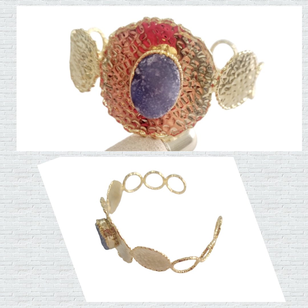Bracciale ad incastro realizzato in ottone battuto pieno e aperto e druzy centrale colore neutro. misura regolabile si può stringere e allargare Spedizione Gratuita Bracciale ad incastro realizzato in ottone battuto pieno e aperto e druzy centrale colore neutro. misura regolabile si può stringere e allargare Spedizione Gratuita