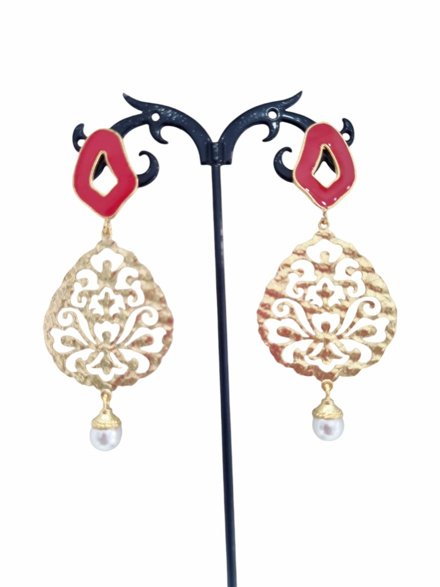 Orecchini  realizzati  con ottone  perla di Maiorca e perno in ottone smaltato rosso. lunghezza 7cm peso 5.7gr Spedizione Gratuita