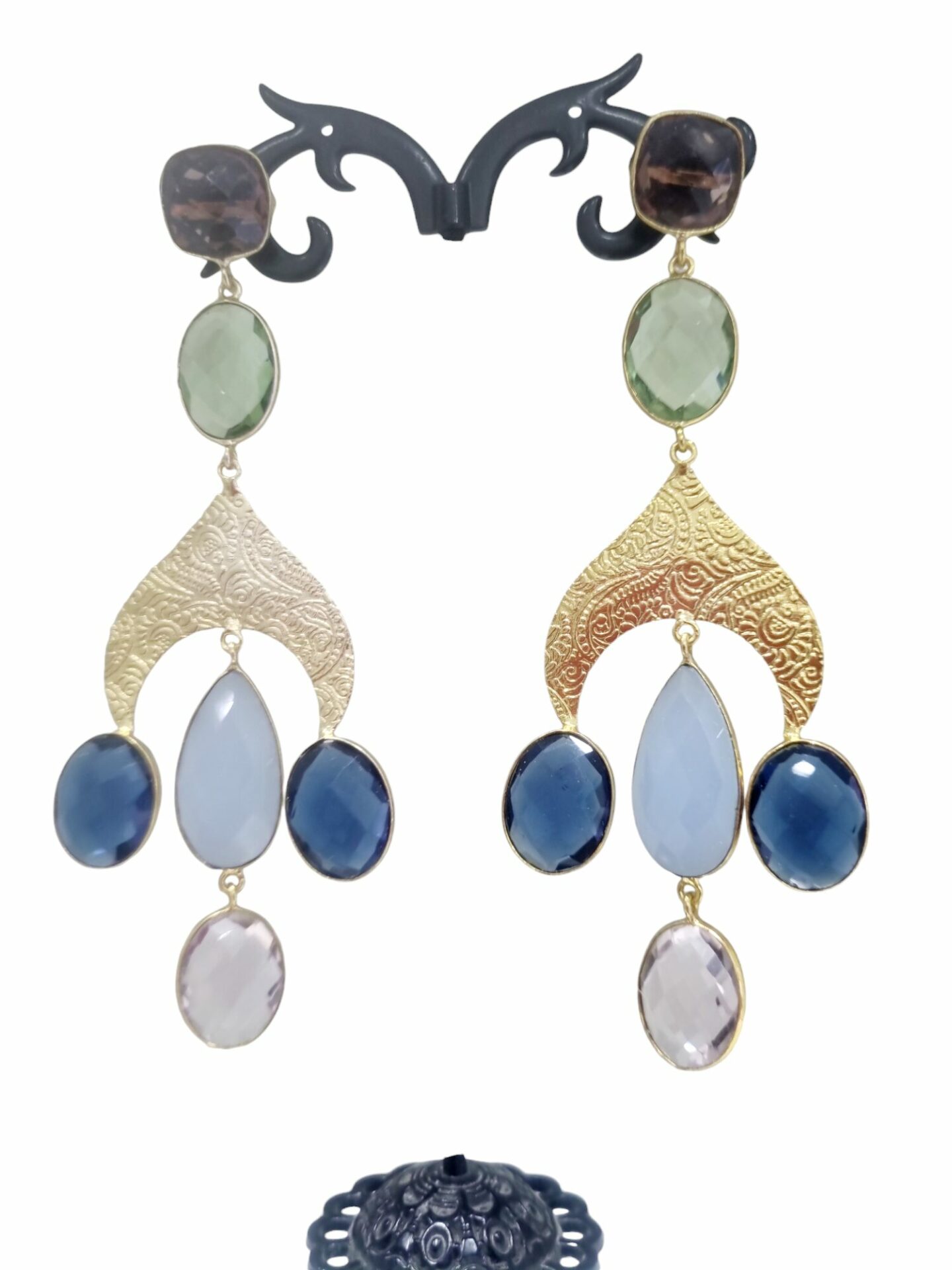 Orecchini  realizzati con quarzi multicolore ed ottone Lunghezza 10cm Peso 11.8gr Spedizione Gratuita