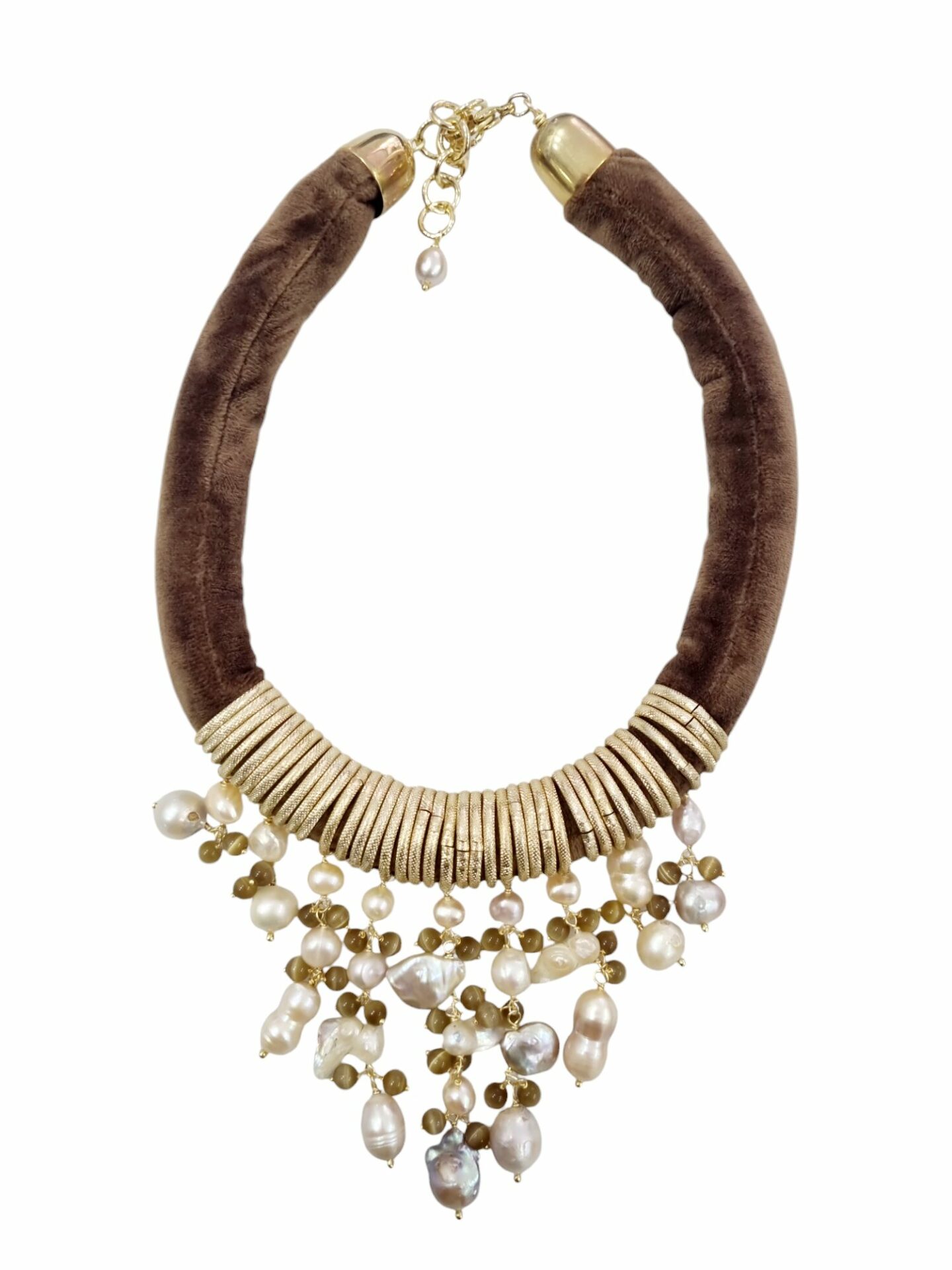 Collana girocollo regolabile realizzata artigianlamente con velluto marrone, perle di fiume e barocche rosate, occhio di gatto ed elementi dorati in ottone.Lunghezza 53cm Spedizione Gratuita Collana girocollo regolabile realizzata artigianlamente con velluto marrone, perle di fiume e barocche rosate, occhio di gatto ed elementi dorati in ottone.Lunghezza 53cm Spedizione Gratuita