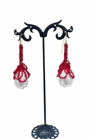 Orecchini  realizzati artigianalmente con perla di Maiorca e cristalli rossi. Lunghezza 6.5cm peso 12.5gr Spedizione Gratuita