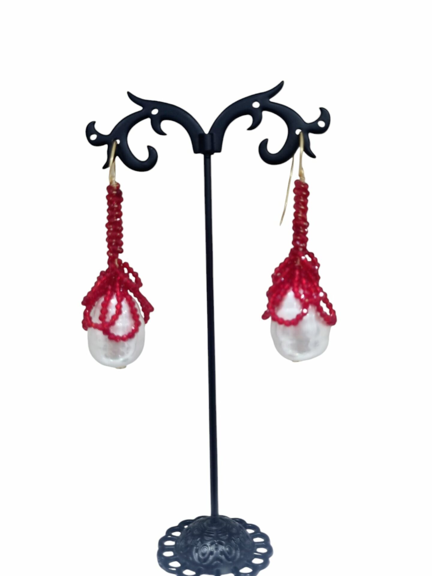Orecchini  realizzati artigianalmente con perla di Maiorca e cristalli rossi. Lunghezza 6.5cm peso 12.5gr Spedizione Gratuita