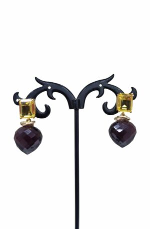 Orecchini realizzati con cristalloide violaceo e perno giallo.
Peso 5.8gr
Lunghezza 2.5cm Spedizione Gratuita