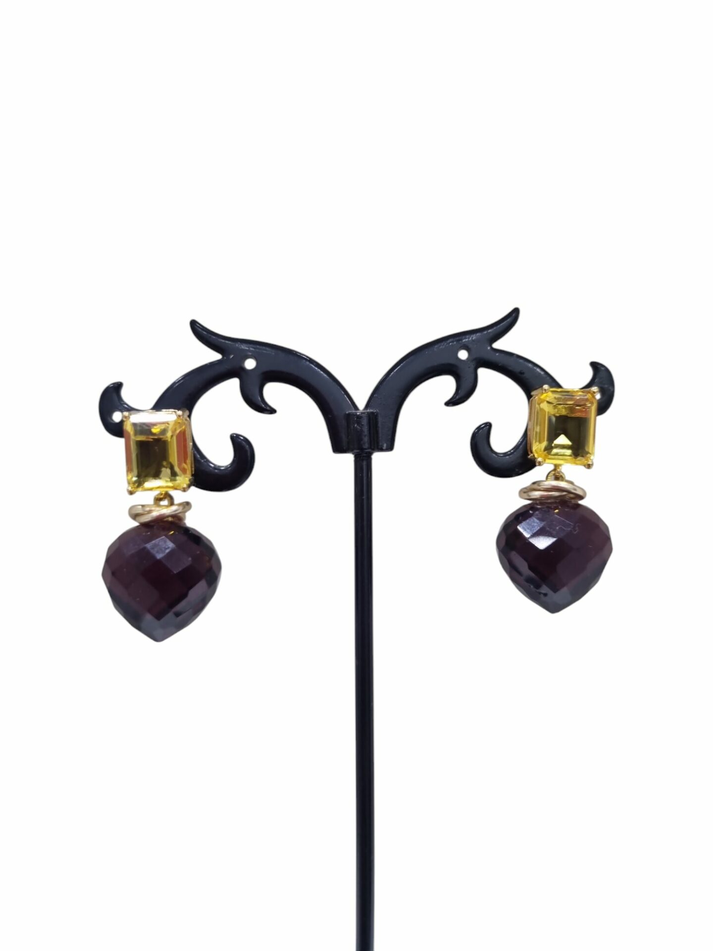 Orecchini realizzati con cristalloide violaceo e perno giallo.
Peso 5.8gr
Lunghezza 2.5cm Spedizione Gratuita