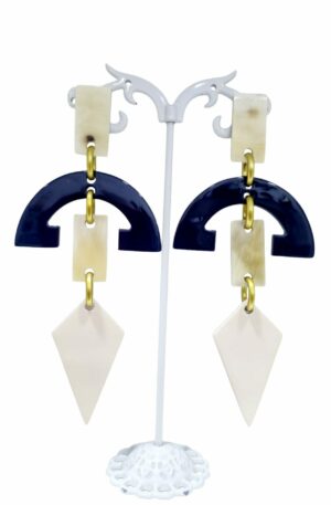 Orecchini  realizzati in osso smaltato con perno in argento925. 
Lunghezza 11cm
peso 8.6gr Spedizione Gratuita