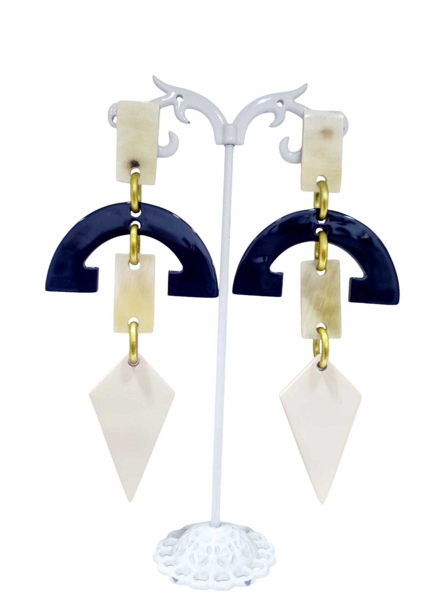 Orecchini  realizzati in osso smaltato con perno in argento925. 
Lunghezza 11cm
peso 8.6gr Spedizione Gratuita