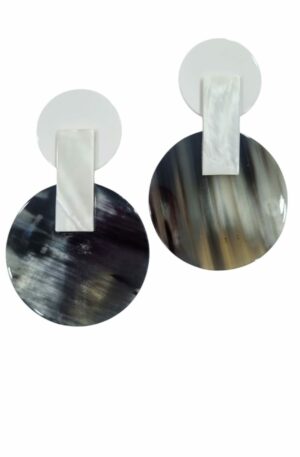 Orecchini  realizzati in osso smaltato con perno in argento925. Lunghezza 6.5 cmpeso 10.3gr Spedizione Gratuita