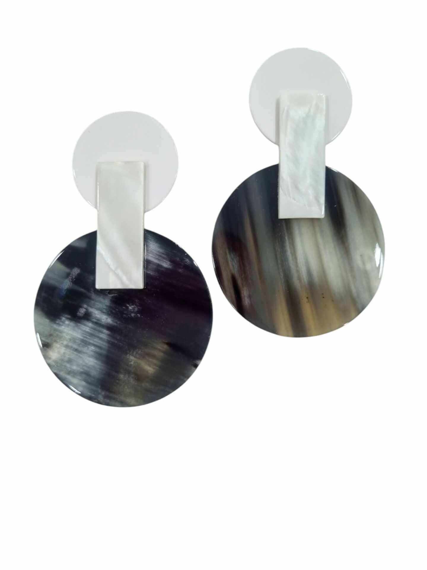 Orecchini  realizzati in osso smaltato con perno in argento925. Lunghezza 6.5 cmpeso 10.3gr Spedizione Gratuita