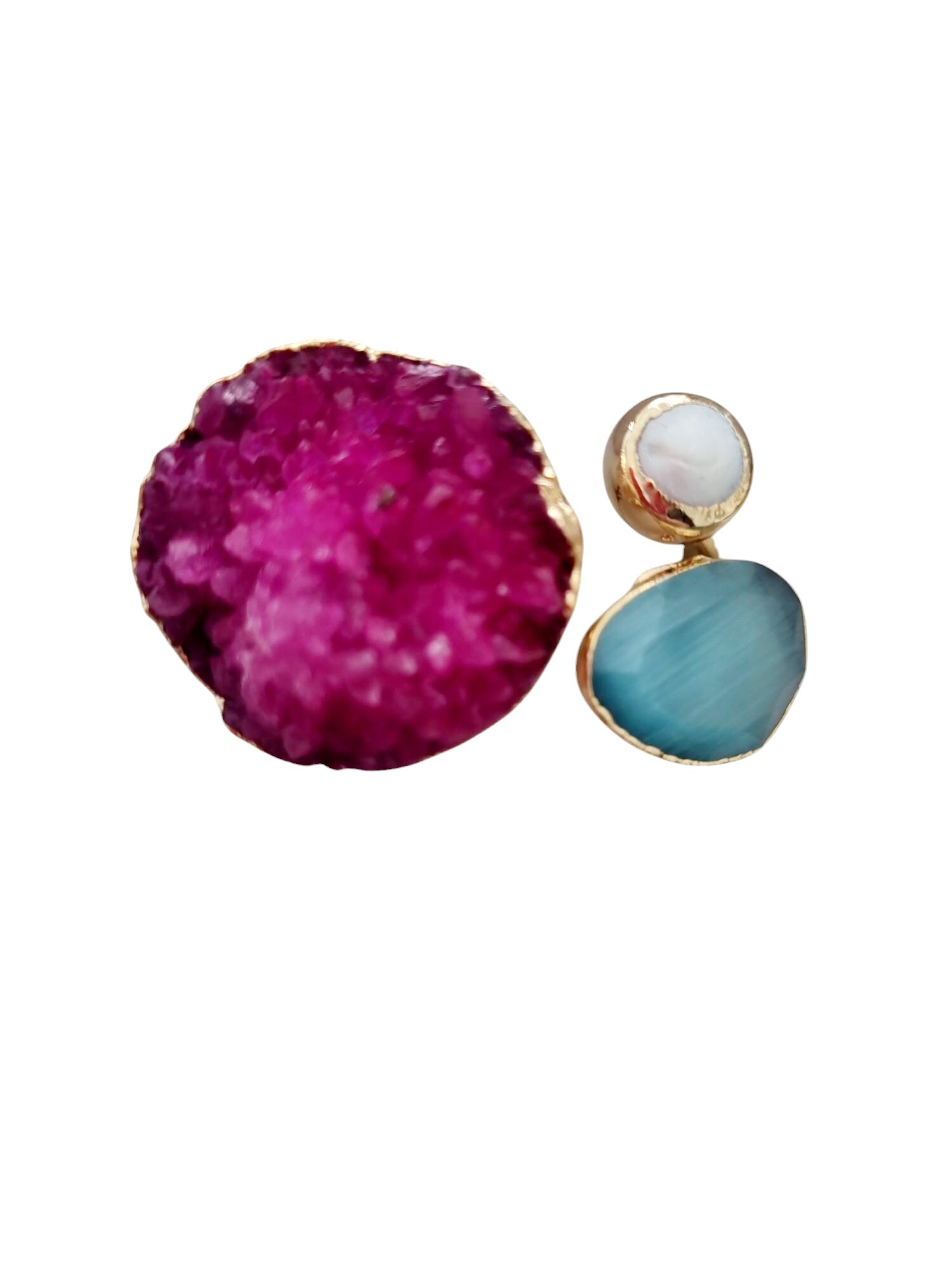 Adjustable ring made with fuchsia druzy, turquoise cat's eye and river pearl set in brass. Free shipping Anello regolabile realizzato con druzy fucsia, occhio di gatto turchese e perla di fiume incastonati nell’ottone. Spedizione Gratuita