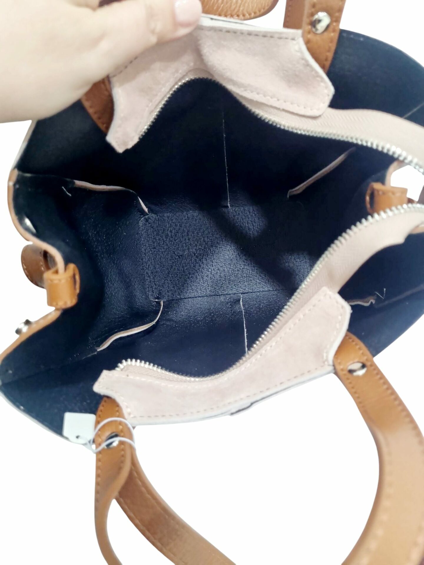 Genuine leather and suede bag, made in Italy, with double long and short handle, interior with removable bag, zip closure. dimensions L20 W10 H22 Free shipping Borsa in vera pelle e camoscio, made Italy, con doppio manico lungo e corto, interno con sacca estraibile,chiusura con zip. misure L20 B10 H22 Spedizione Gratuita