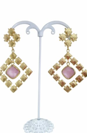 Orecchini  realizzati con ottone ed occhio di gatto rosa. Lunghezza 6.5cm Peso 13.7gr Spedizione Gratuita