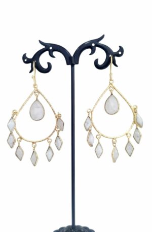 Orecchini realizzati con ottone e pietra di luna. Lunghezza 7cm Peso 5.3gr Spedizione Gratuita