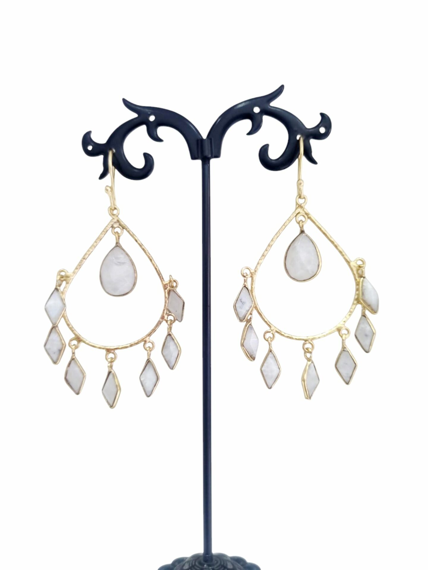 Orecchini realizzati con ottone e pietra di luna. Lunghezza 7cm Peso 5.3gr Spedizione Gratuita