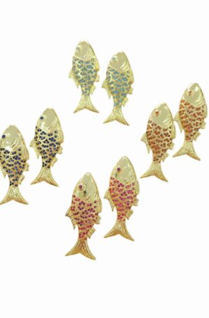 Orecchini  pesciolini in ottone con zirconi incastonati. Lunghezza 5.5cm Peso 10.5gr Colori blu, fucsia, turchese  e arancio Spedizione Gratuita