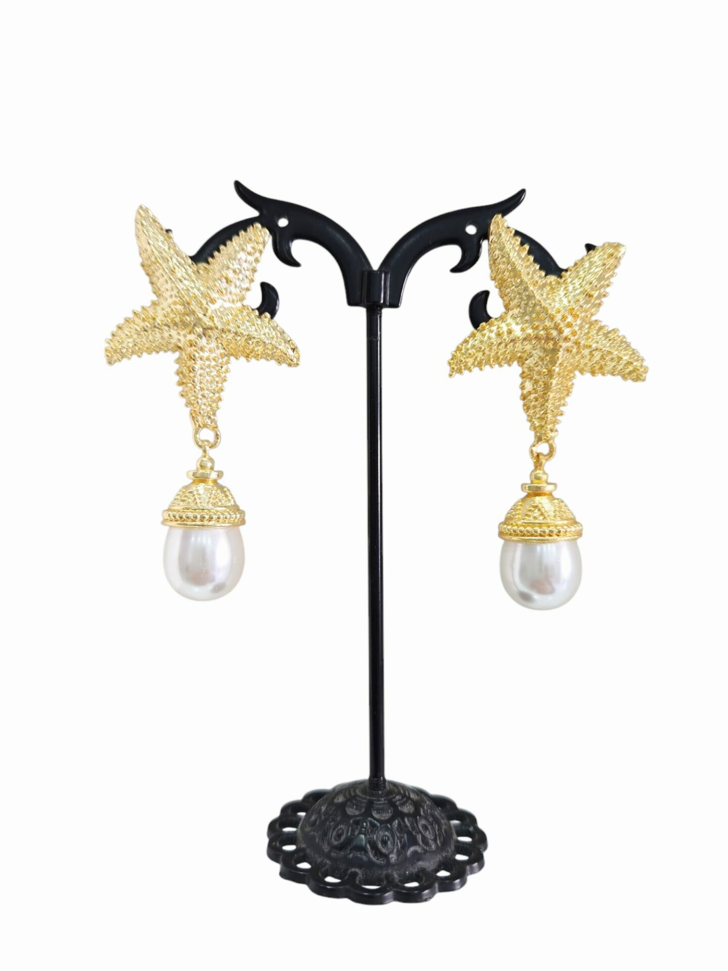Orecchini realizzati con stella marina in ottone e perla di Maiorca. lunghezza 5cm peso 11.4gr Spedizione Gratuita