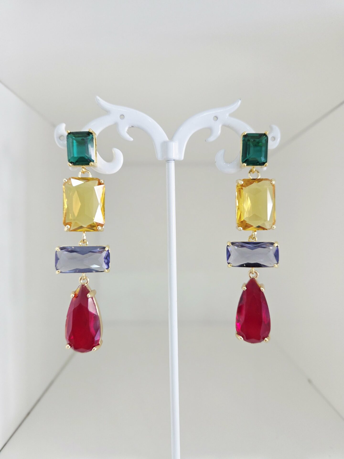 Orecchini realizzati con cristalloidi multicolore su base in ottone, anallergici e luminosi.peso 7.2gr lunghezza 6cm Spedizione Gratuita
