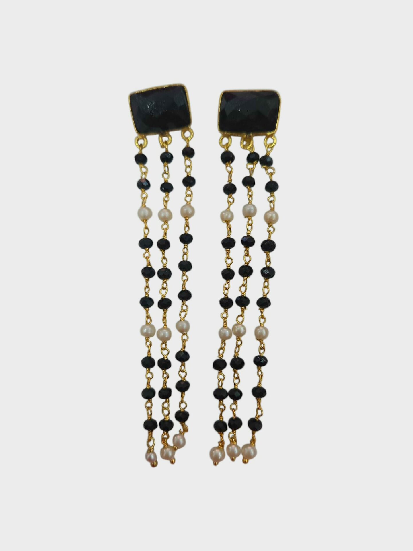 Orecchini  realizzati con cristalli, perline di maiorca e perno occhio di gatto. colore nero e bianco peso 3.9 gr lunghezza 8.5cm Spedizione Gratuita