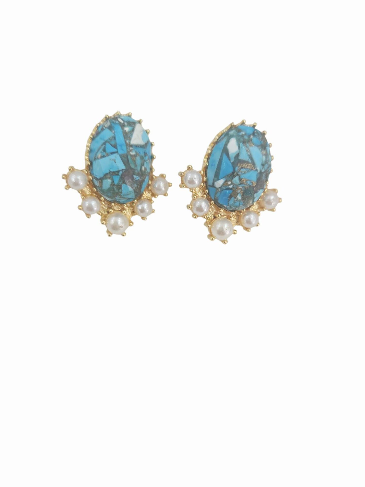 Orecchini lobo realizzati su base in ottone con pasta di turchese e perle di Maiorca. peso 5.1gr lunghezza 2.5cm Spedizione Gratuita