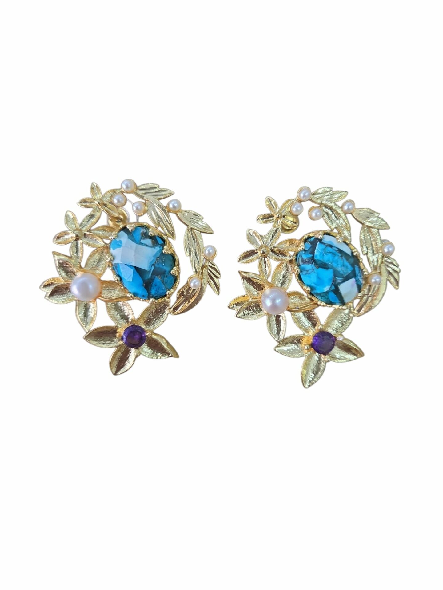 Orecchini lobo realizzati con ottone, perle di fiume, zirconi e turchese. peso 8.3gr lunghezza 3.5cm Spedizione Gratuita