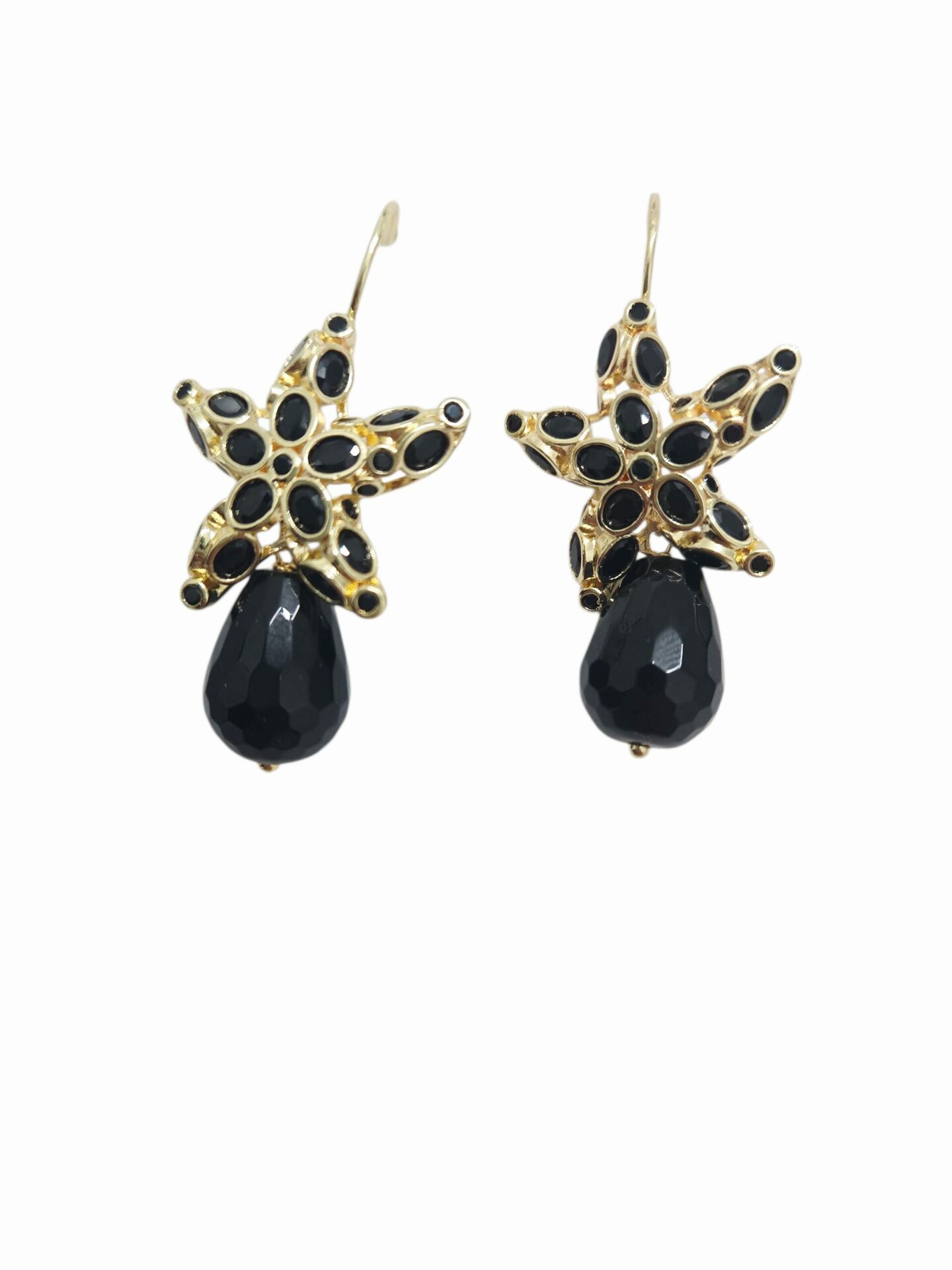 Orecchini realizzati con stelle su base in ottone e zirconi neri incastonati, goccia in onice. Dotati di monachella peso 6.2gr lunghezza 4.5cm Spedizione Gratuita