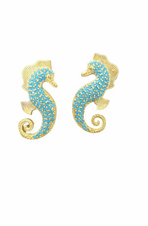 Orecchini lobo cavallucci marini realizzati su base in ottone con zirconi turchesi incastonati.lunghezza 3.5cmpeso 5.5gr Spedizione Gratuita