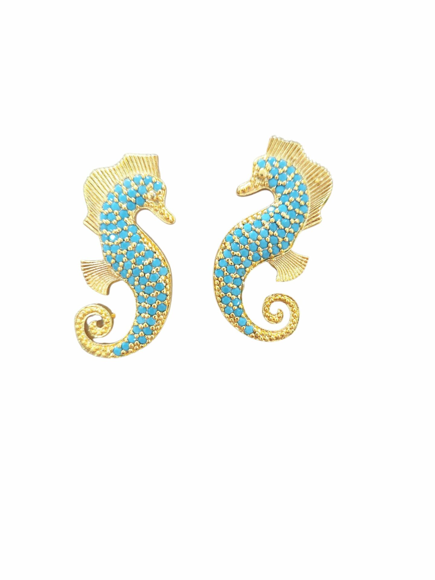 Orecchini lobo cavallucci marini realizzati su base in ottone con zirconi turchesi incastonati.lunghezza 3.5cmpeso 5.5gr Spedizione Gratuita