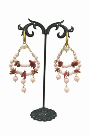 Orecchini realizzati artigianalmente con corallo rosso, sfere in pasta di corallo rosa e perline di fiume, con monachella in ottone.lunghezza 8cmpeso 5.9gr Spedizione Gratuita