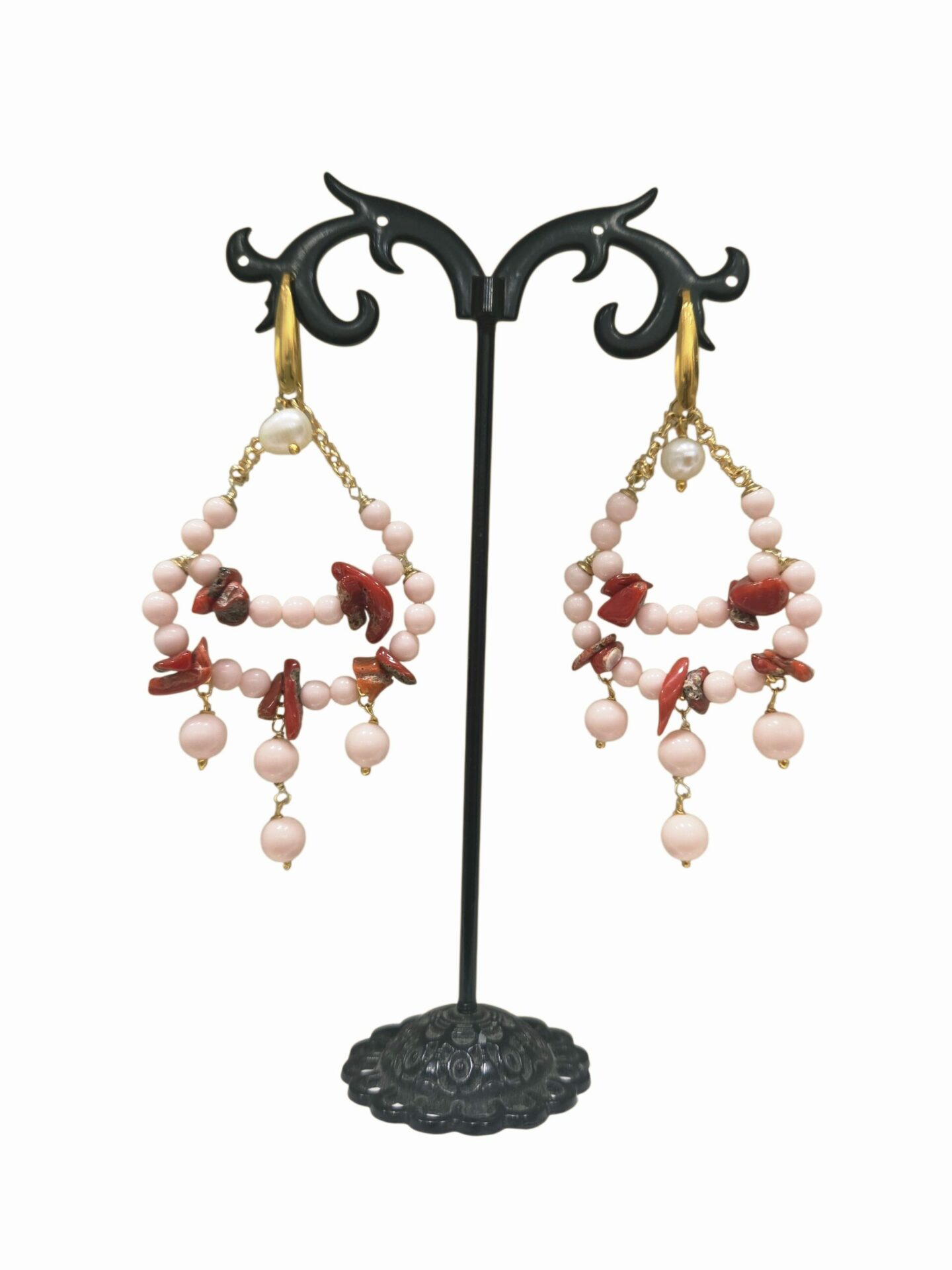 Orecchini realizzati artigianalmente con corallo rosso, sfere in pasta di corallo rosa e perline di fiume, con monachella in ottone.lunghezza 8cmpeso 5.9gr Spedizione Gratuita