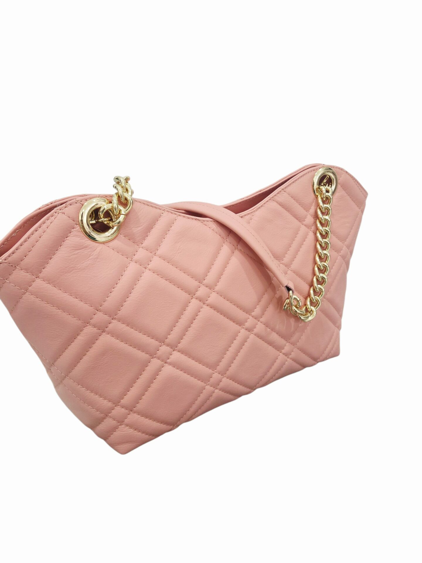 Genuine leather bag, made in Italy, with stitching, double wide handle with gold chain and leather, lined interior, single compartment with side pockets. Zip closure. Salmon color. Dimensions: L 31 W 12 H 24 Free shipping Borsa in vera pelle,made Italy, con impunture doppio manico ampio con catena oro e pelle, interno foderato scomparto unico con tasche laterali. chiusura con zip. colore salmone Misure L 31 B12 H24 Spedizione Gratuita