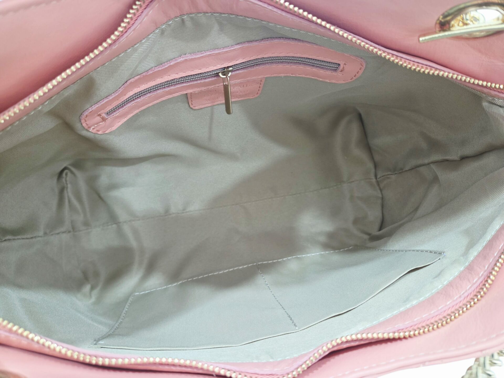 Genuine leather bag, made in Italy, with stitching, double wide handle with gold chain and leather, lined interior, single compartment with side pockets. Zip closure. Salmon color. Dimensions: L 31 W 12 H 24 Free shipping Borsa in vera pelle,made Italy, con impunture doppio manico ampio con catena oro e pelle, interno foderato scomparto unico con tasche laterali. chiusura con zip. colore salmone Misure L 31 B12 H24 Spedizione Gratuita