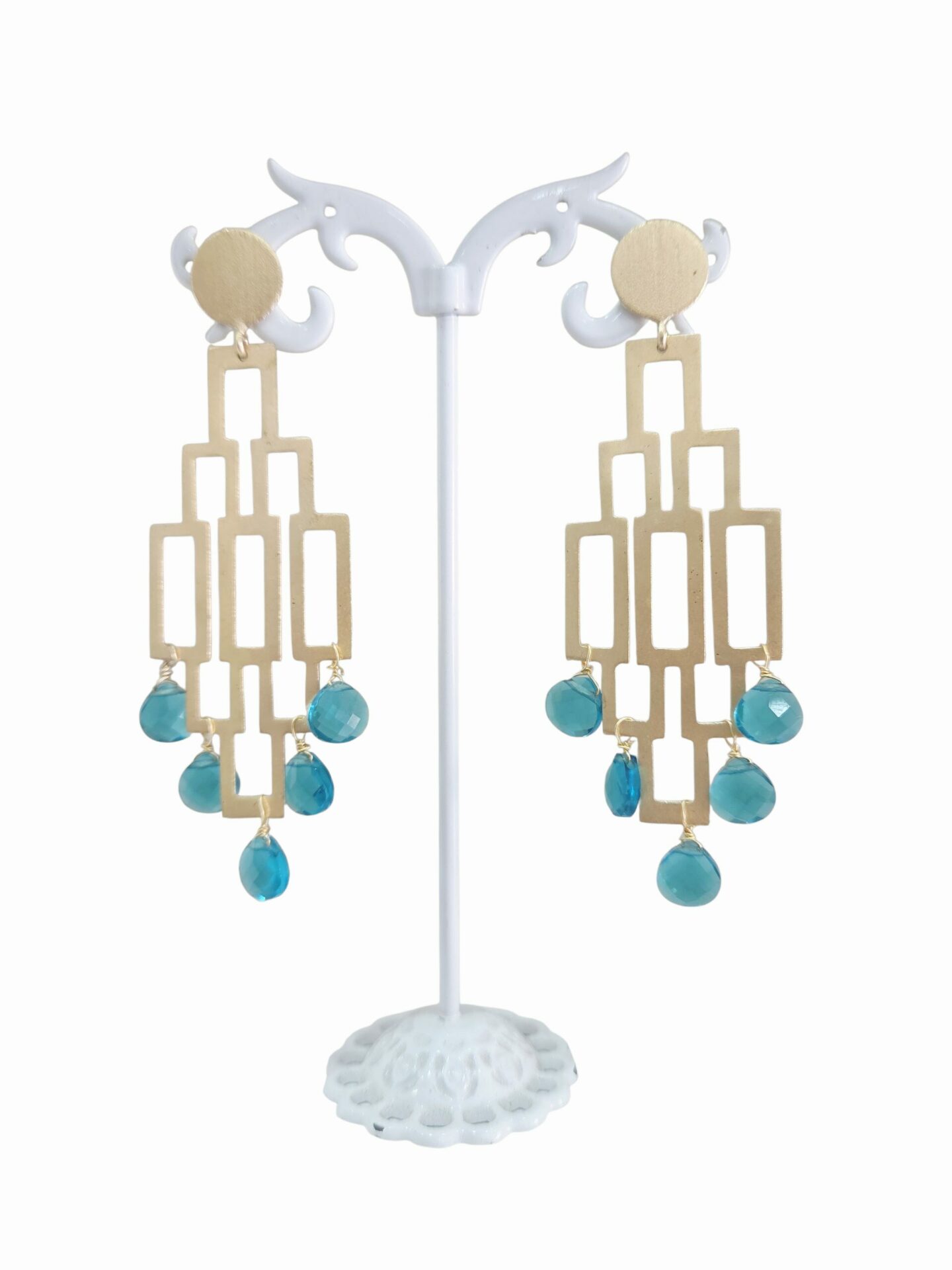 Orecchini  realizzati con ottone e gocce di quarzi. lunghezza 8cm peso 5.6gr Spedizione Gratuita