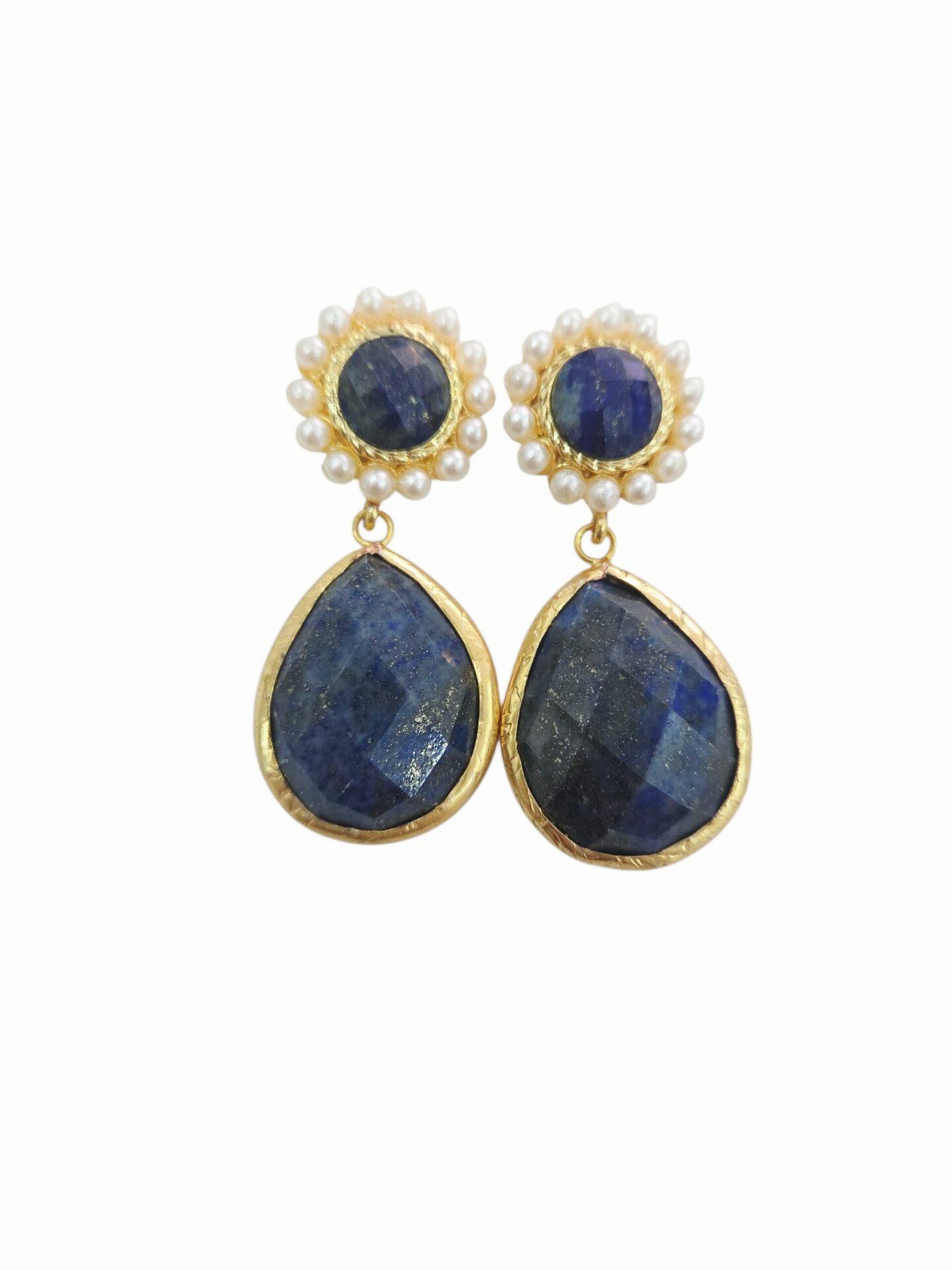 Orecchini realizzati con lapislazzuli  contornati da ottone e perle di Maiorca.lunghezza 4.5cmpeso 9.6gr Spedizione Gratuita