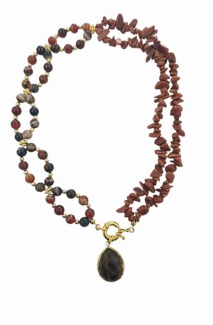 Collana girocollo realizzata con pietra di sole ed agata,pendente occhio di tigre contornato da ottone,elementi dorati in ottone. chiusura in acciaio.lunghezza girocollo 47cm lunghezza ciondolo 3cm Spedizione Gratuita