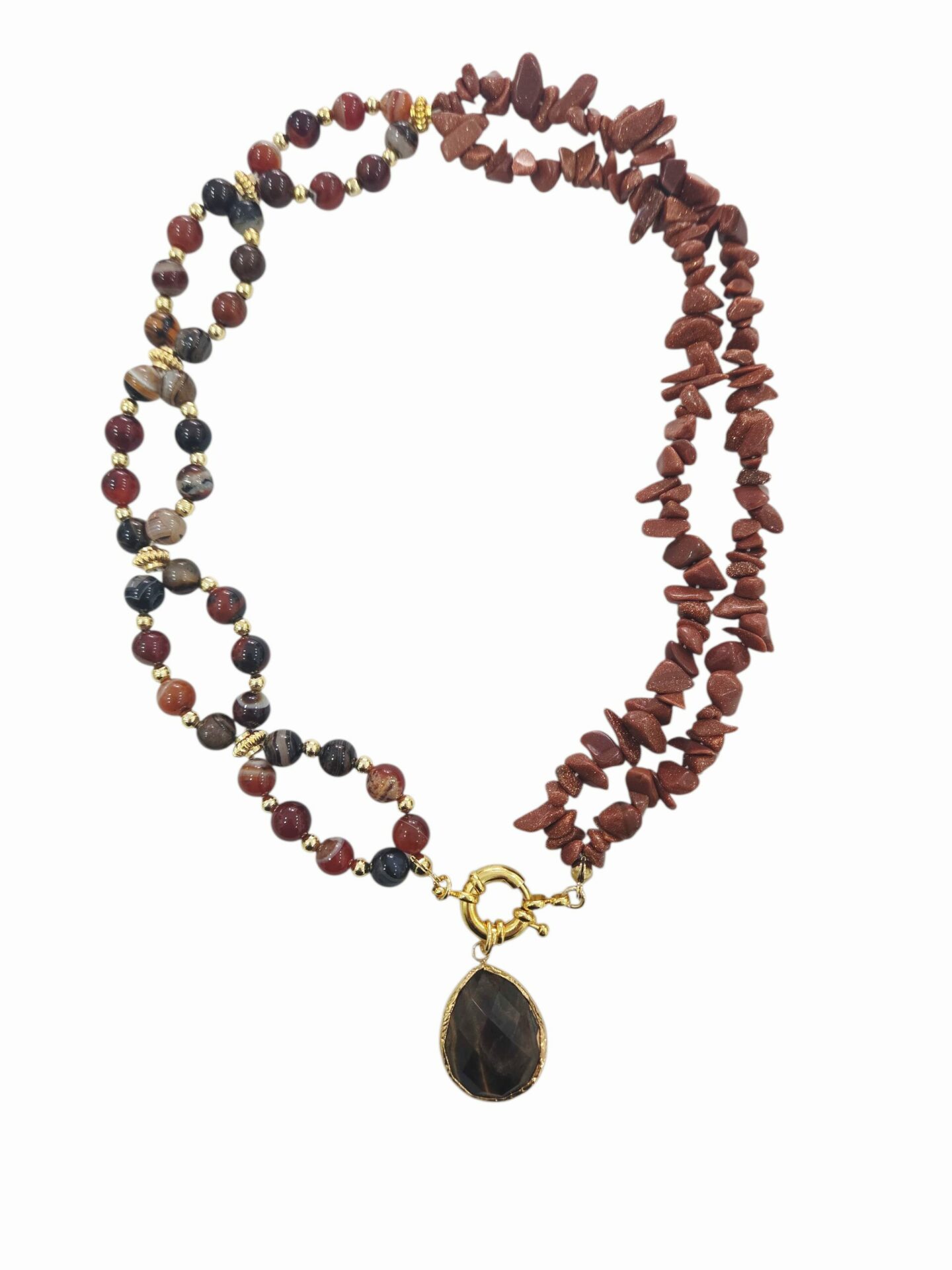 Collana girocollo realizzata con pietra di sole ed agata,pendente occhio di tigre contornato da ottone,elementi dorati in ottone. chiusura in acciaio.lunghezza girocollo 47cm lunghezza ciondolo 3cm Spedizione Gratuita