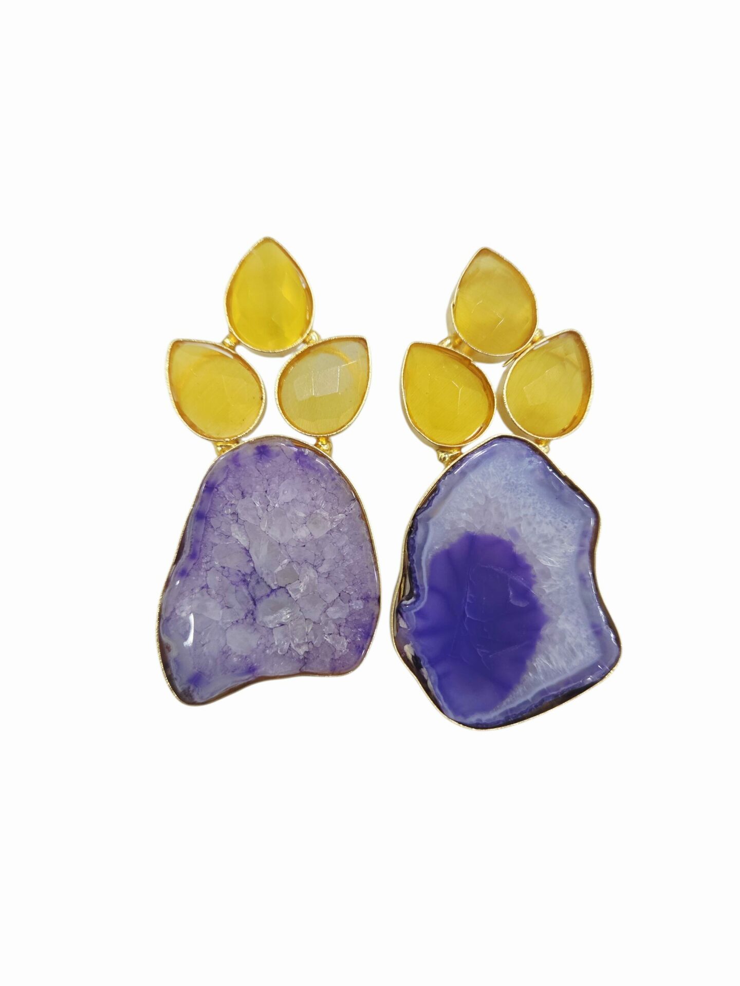 Orecchini realizzati occhio di gatto giallo e geode viola, contornati da ottone.lunghezza 5cmpeso 14.7gr Spedizione Gratuita