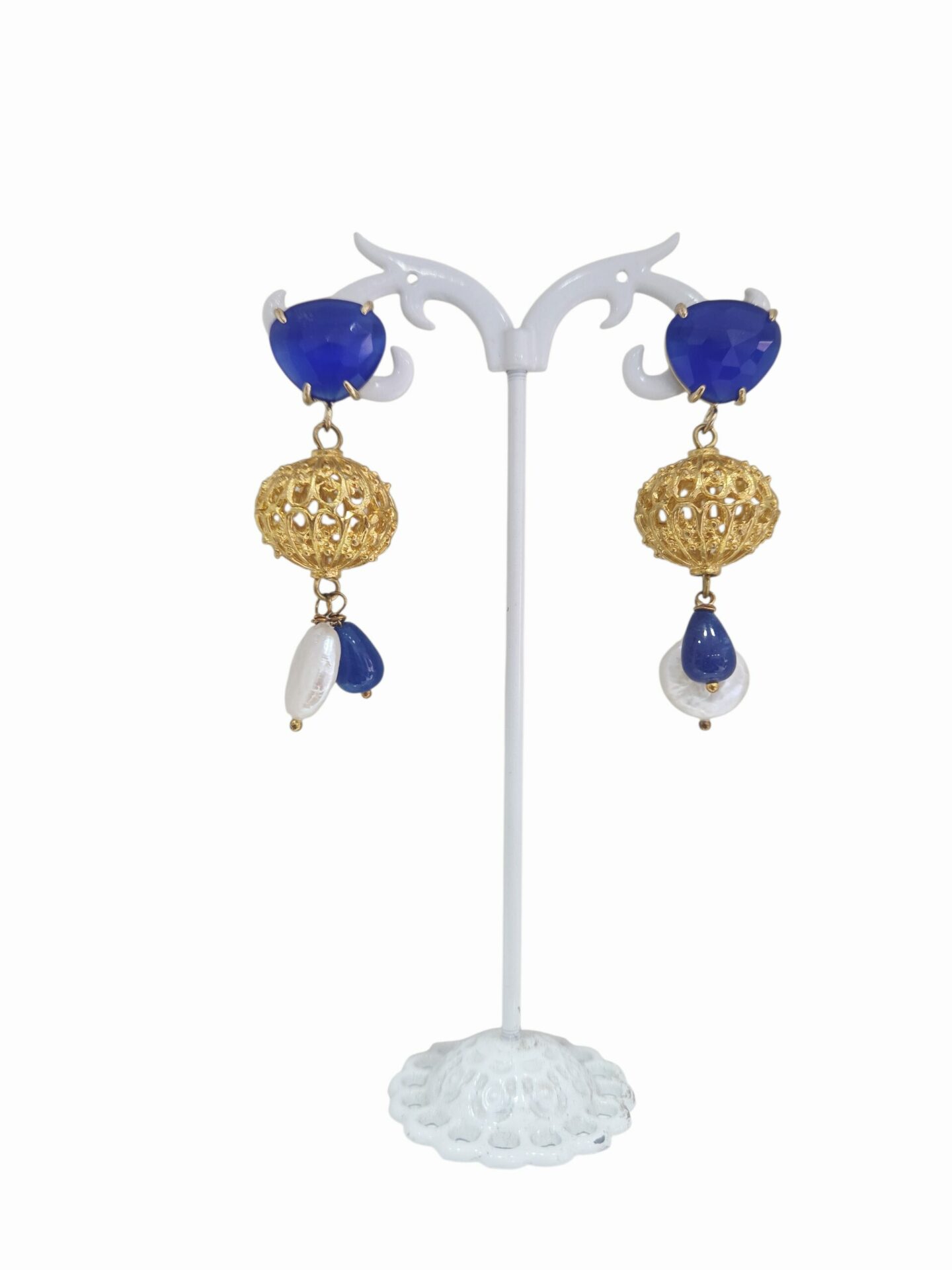 Orecchini  realizzati  con sfera traforata in ottone,perno occhio di gatto, pendente agata e perla di fiume piatta.lunghezza 5cmpeso 8.3gr Spedizione Gratuita