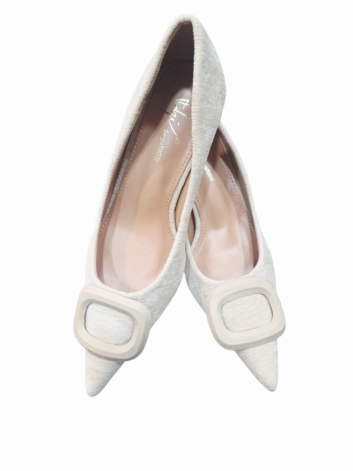 Beige velvet pumps with a buckle detail. 7 cm polished heel, non-slip sole, and soft insole. Free shipping Décolleté beige in velluto con fibia applicata. Tacco lucido 7 cm, suola antiscivolo, plantare morbido. Spedizione Gratuita