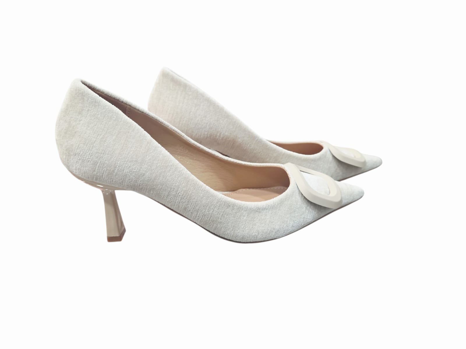 Beige velvet pumps with a buckle detail. 7 cm polished heel, non-slip sole, and soft insole. Free shipping Décolleté beige in velluto con fibia applicata. Tacco lucido 7 cm, suola antiscivolo, plantare morbido. Spedizione Gratuita