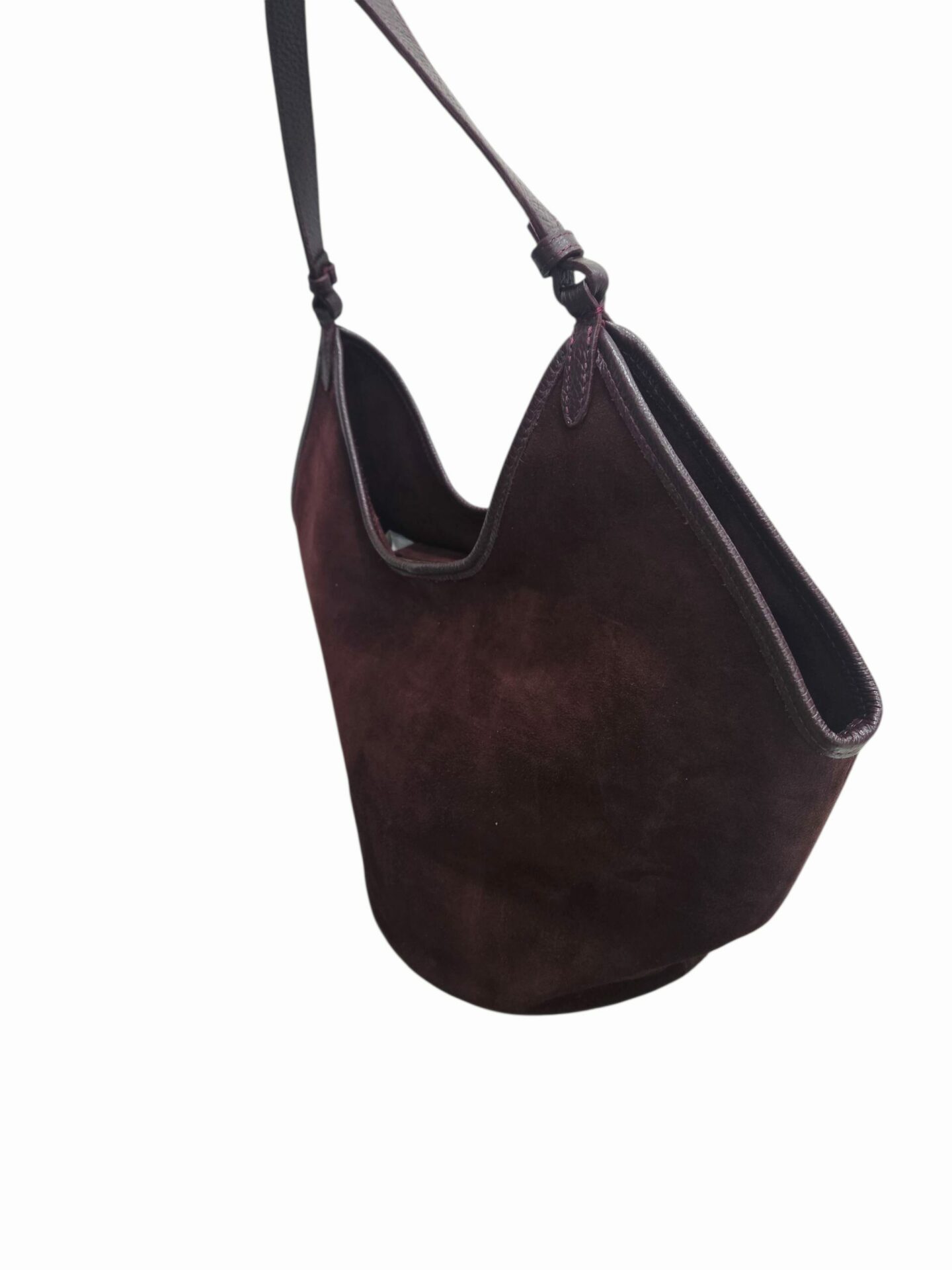 Borsa in camoscio e rifiniture in vera pelle, made Italy, colore bordeaux,manico ampio, base in pelle con tacchetti,chiusra con zip, ampia e capiente unico scomparto interno foderato con tasche laterali.Misure H27 B22 L 50 manico ampio 30cm Spedizione Gratuita