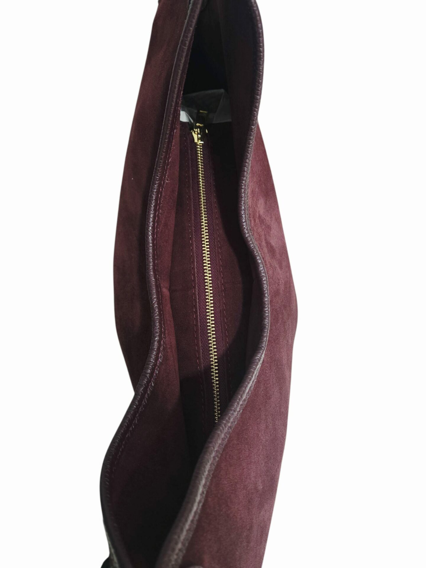 Suede bag with genuine leather trim, made in Italy, burgundy color, wide handle, leather base with studs, zip closure, large and roomy single internal compartment lined with side pockets. Measurements H27 W22 L 50 wide handle 30cm Free shipping Borsa in camoscio e rifiniture in vera pelle, made Italy, colore bordeaux,manico ampio, base in pelle con tacchetti,chiusra con zip, ampia e capiente unico scomparto interno foderato con tasche laterali.Misure H27 B22 L 50 manico ampio 30cm Spedizione Gratuita