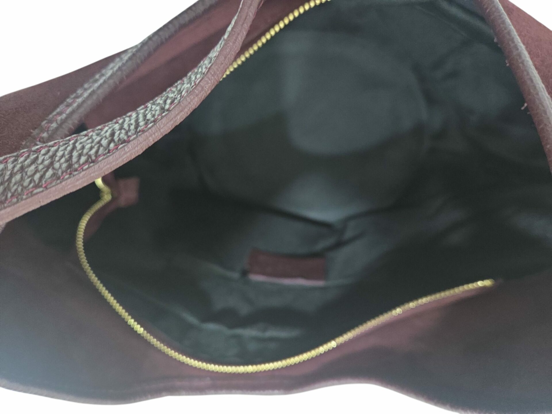 Suede bag with genuine leather trim, made in Italy, burgundy color, wide handle, leather base with studs, zip closure, large and roomy single internal compartment lined with side pockets. Measurements H27 W22 L 50 wide handle 30cm Free shipping Borsa in camoscio e rifiniture in vera pelle, made Italy, colore bordeaux,manico ampio, base in pelle con tacchetti,chiusra con zip, ampia e capiente unico scomparto interno foderato con tasche laterali.Misure H27 B22 L 50 manico ampio 30cm Spedizione Gratuita