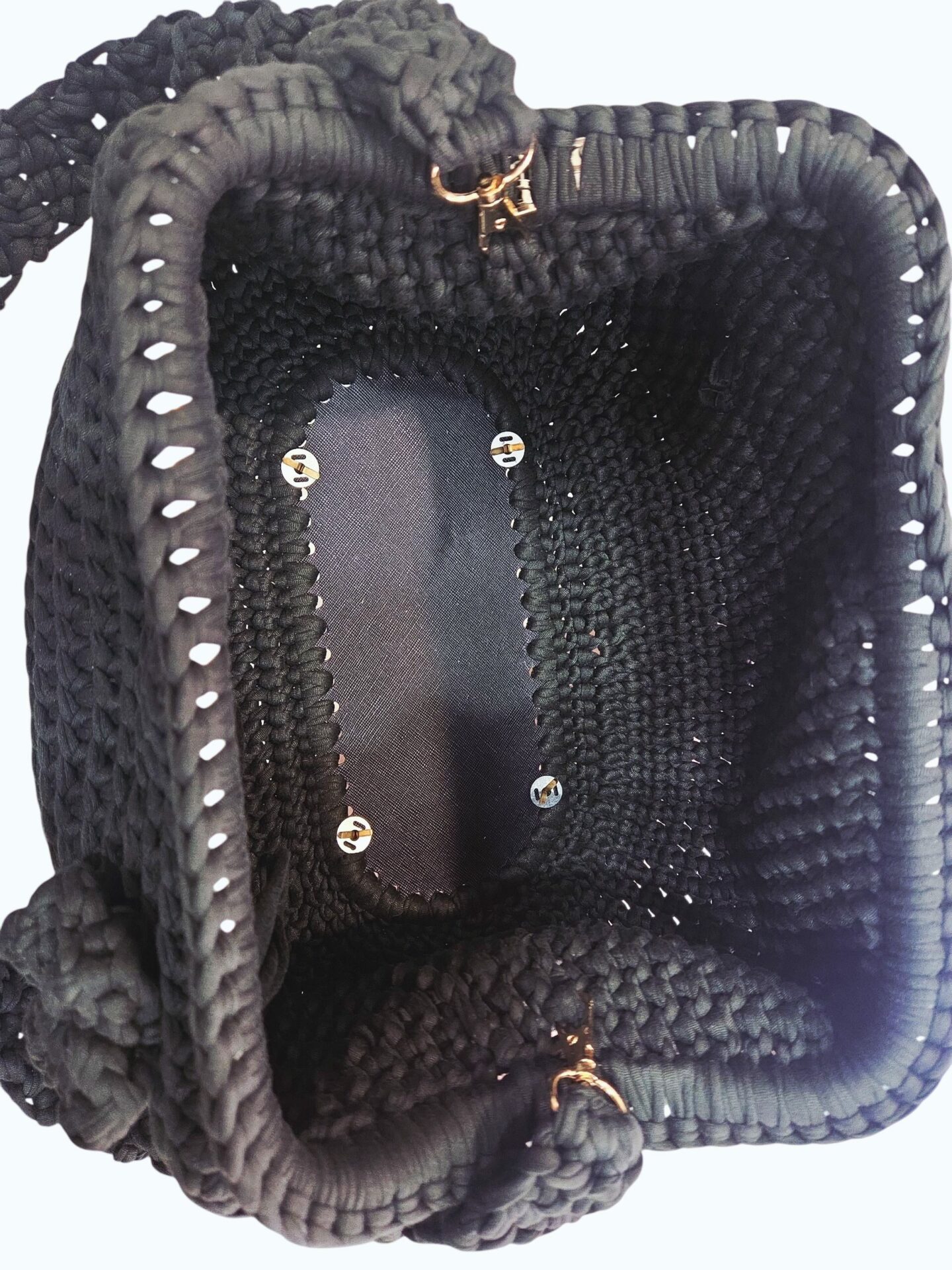 Black clutch bag made with crochet workmanship, spring handle, equipped with shoulder strap. Dimensions: L 30 W 12 H 19 Free shipping Borsa clutch nera realizzata con lavorazione crochet, manico a molla, dotata di tracolla.Misure L 30 B12 H 19 Spedizione Gratuita
