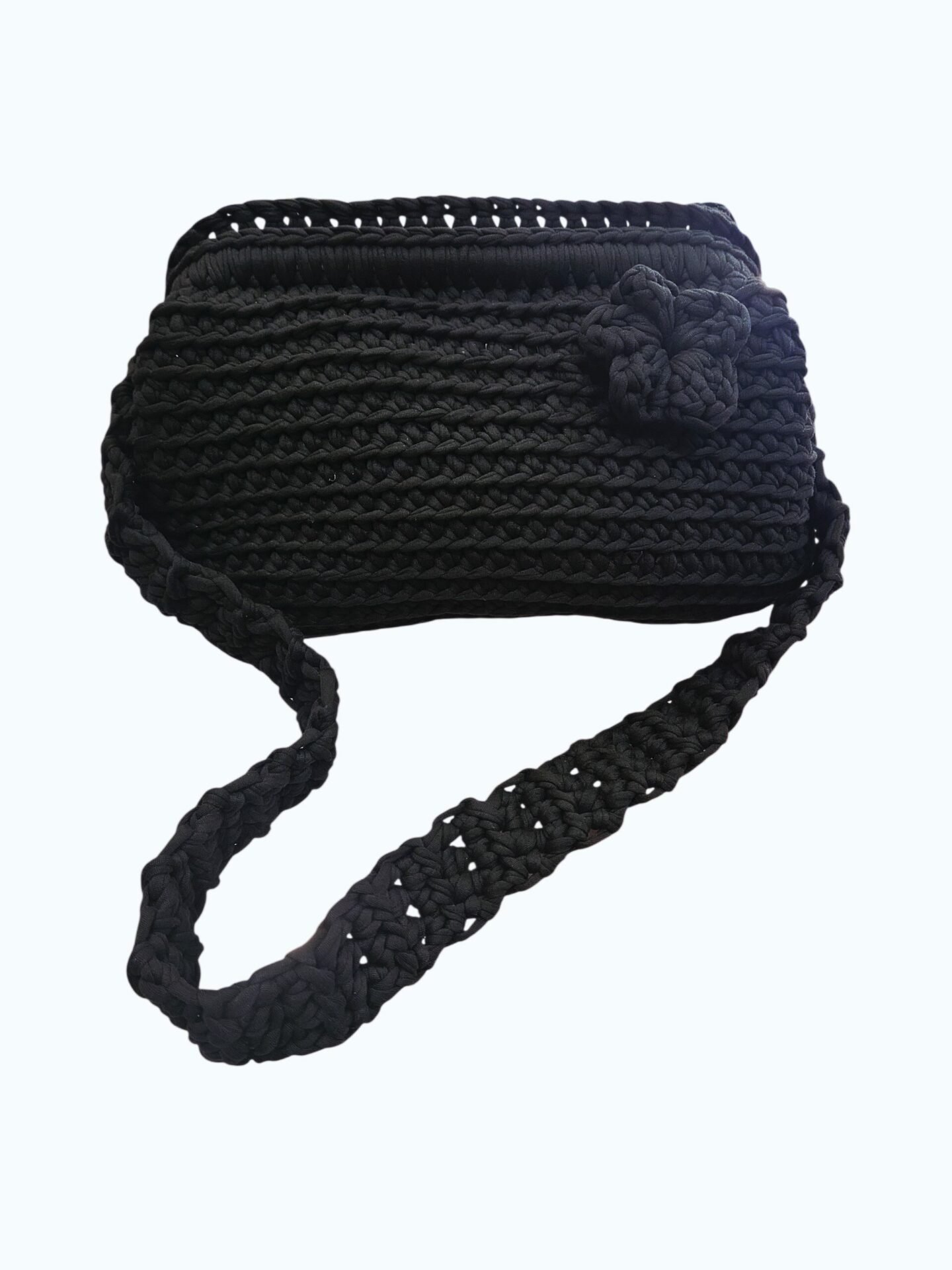 Black clutch bag made with crochet workmanship, spring handle, equipped with shoulder strap. Dimensions: L 30 W 12 H 19 Free shipping Borsa clutch nera realizzata con lavorazione crochet, manico a molla, dotata di tracolla.Misure L 30 B12 H 19 Spedizione Gratuita