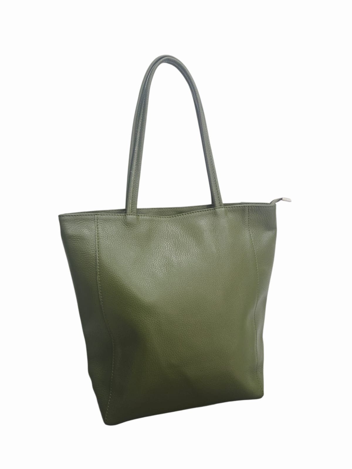 Shopper borsa in vera pelle, chiusra con zip, tasca esterna con zip, interno foderato con tasche laterali.Misure L 28 B13 H36 ampiezza manico 28cm Spedizione Gratuita