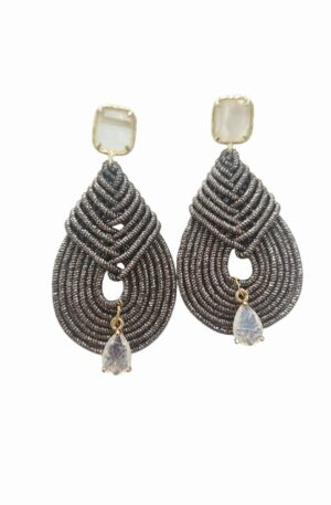 Orecchini realizzati artigianalmente in tessuto dorato con cristalloidi neutri
Lunghezza 7 cm
Peso 4.8gr Spedizione Gratuita