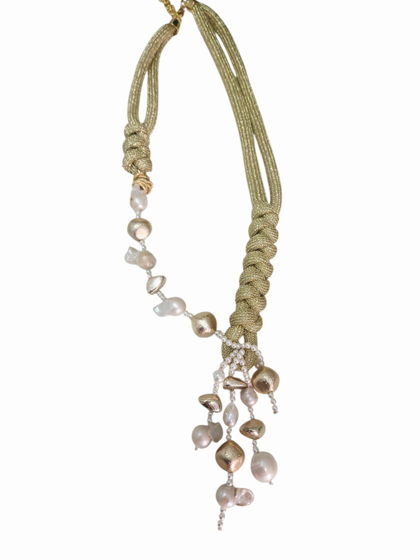 Collana lunga realizzata artigianalmente con tessuto dorato ,perle scaramazze, perle di maiorca ed elementi dorati.
lunghezza 70cm regolabile 
lunghezza ciondolo 10cm Spedizione Gratuita
