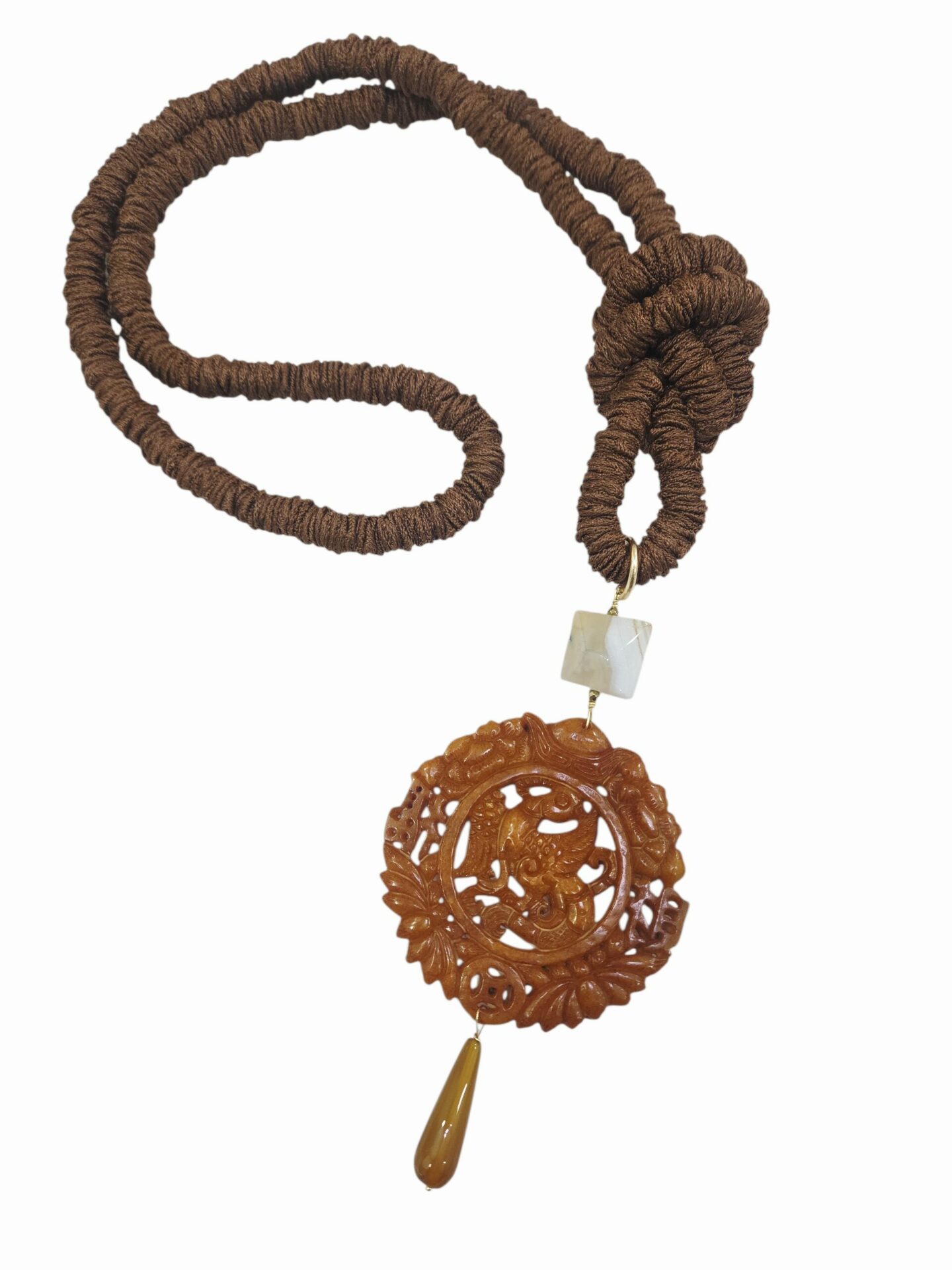 Collana lunga realizzata con tessuto marrone, giada ed agatalunghezza 86cm Spedizione Gratuita