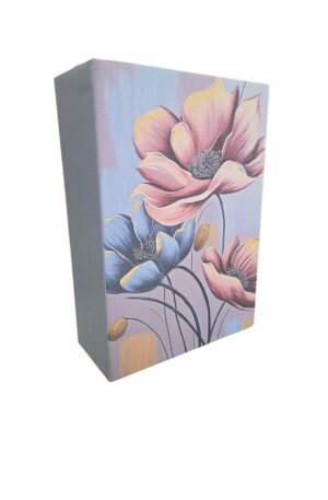 Portagioie libro in cartone con copertina floreale interno rivestito con vari scomparti
misure P15 H7 L20 Spedizione Gratuita