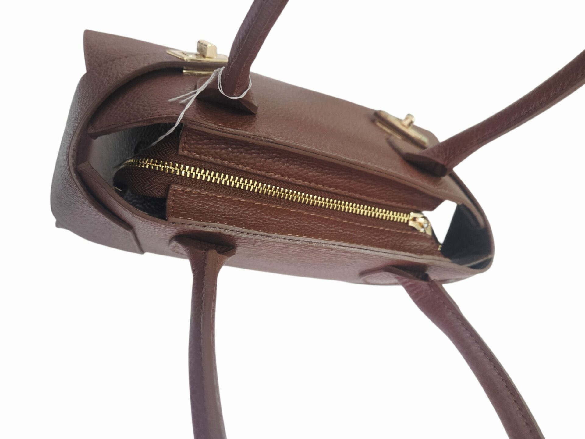 Light brown genuine leather bag, made in Italy, with shoulder strap, zip closure, lined interior with side pockets. Measurements: L32 W 12 H22 Free shipping Borsa in vera pelle marrone chiaro, made Italy, dotata di tracolla, chisura con zip interno foderato con tasche laterali.misure L32 B 12 H22 Spedizione Gratuita